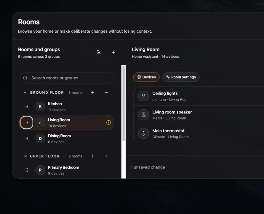 A selected room showing On dashboard and Hidden device lists.